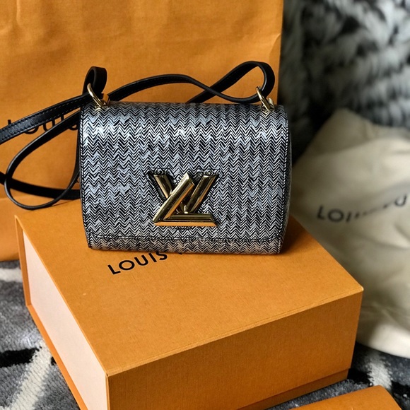 Limited Edition LV twist - Picture 7 of 7